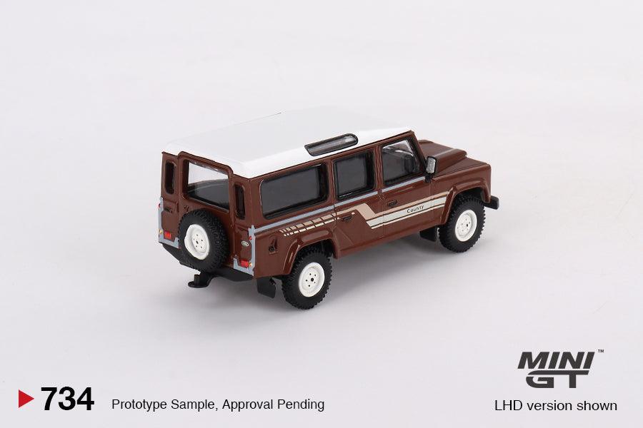 ** Preorder* Mini GT 1:64 Land Rover Defender 110 1985 County Station Wagon Marrón rojizo - Car World